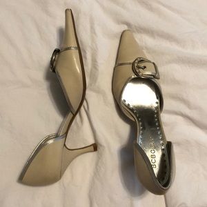 Bcbg beige kitten heels